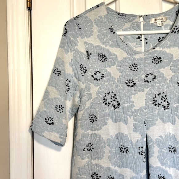 Tyler Boe Short Sleeve Blue Floral Dress with Pockets | Size Medium - Picture 5 of 13